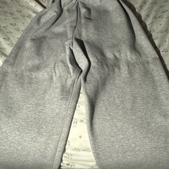 Skims cotton fleece jogger in heather grey. - Picture 2 of 5